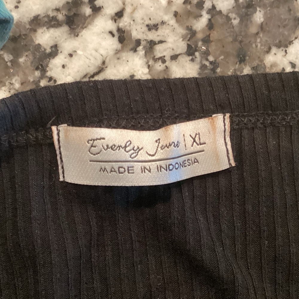 Every June Ribbed Ruched Crop Top - Picture 3 of 6